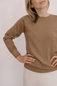 свитер кэмел с круглым вырезом